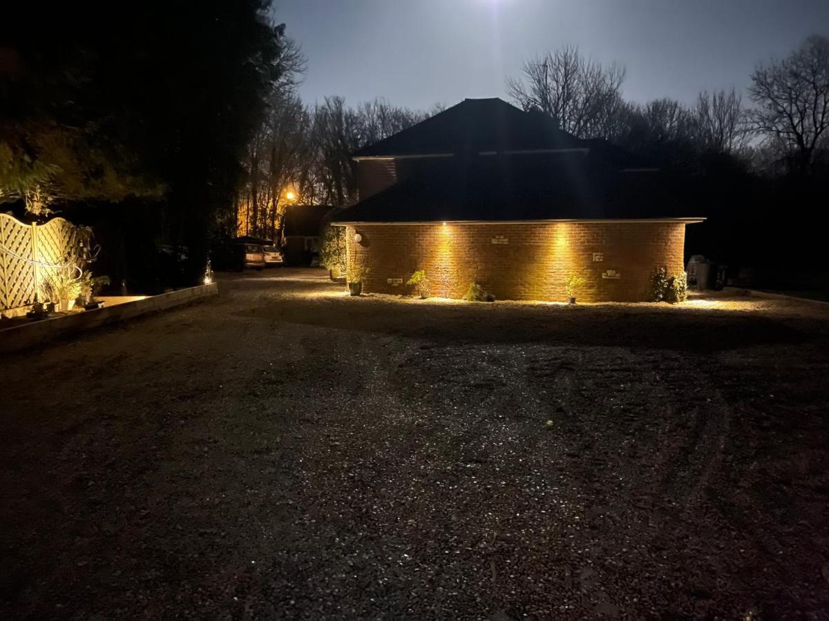 Da Vinci Guest House & Guest Parking, A Real Gem Crawley (West Sussex) Exterior foto